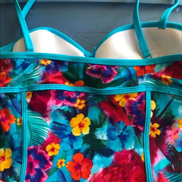 Hawaiian floral one piece bathing suit - Picture 3 of 6